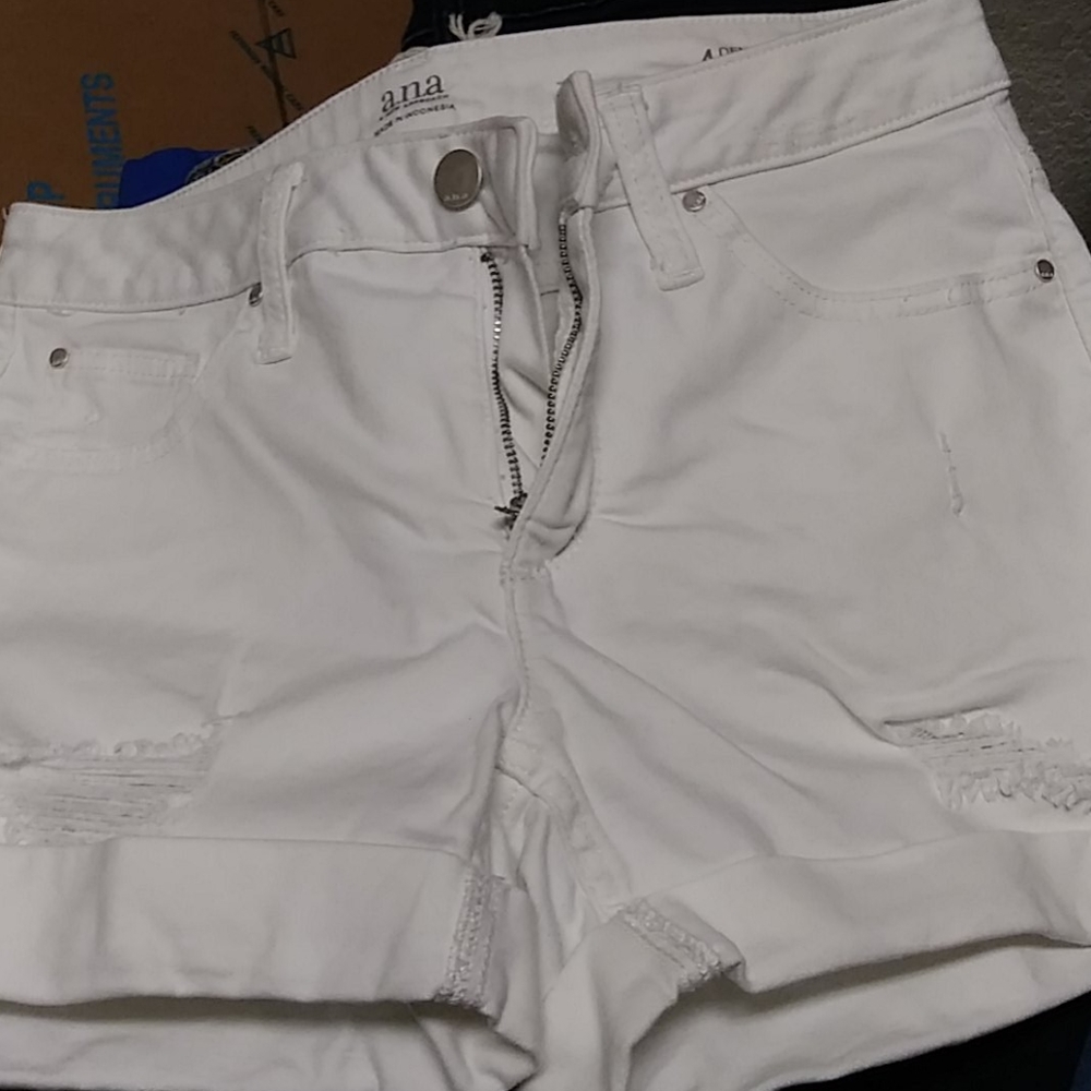 Shorts - Picture 2 of 3